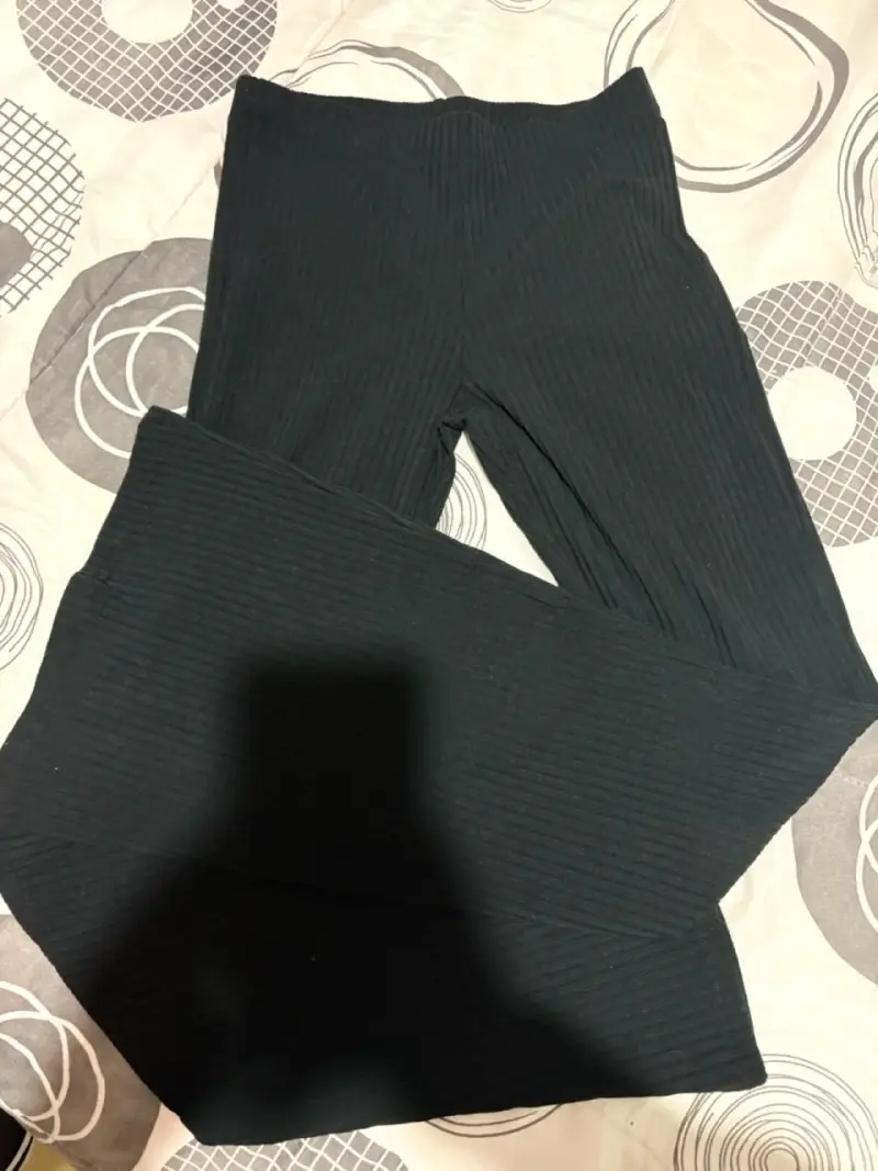 Pantalones negros acanalados para mujer