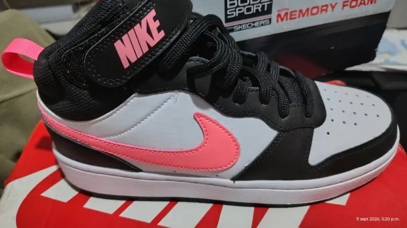 Zapatillas Nike negras y rosadas para mujer - 1