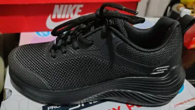 Zapatillas Nike negras y rosadas para mujer - miniatura 2