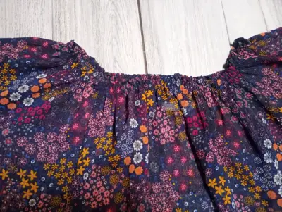 Blusa floral de gasa para mujer - miniatura 2