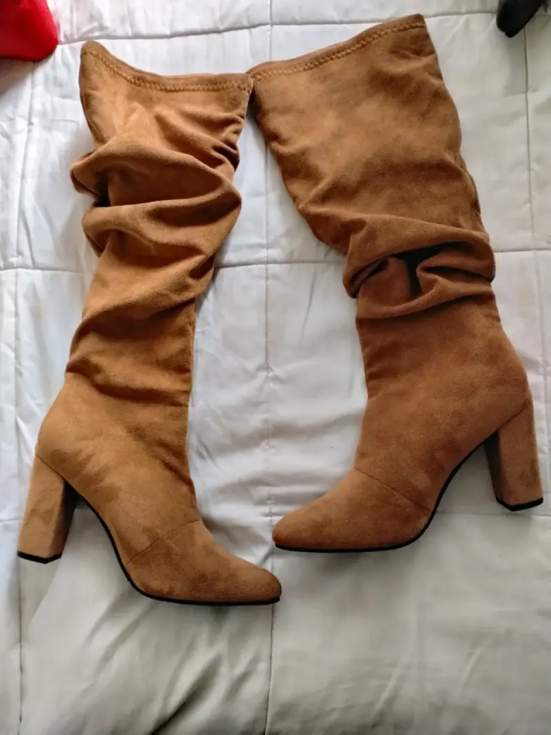 Botas altas de gamuza color camel