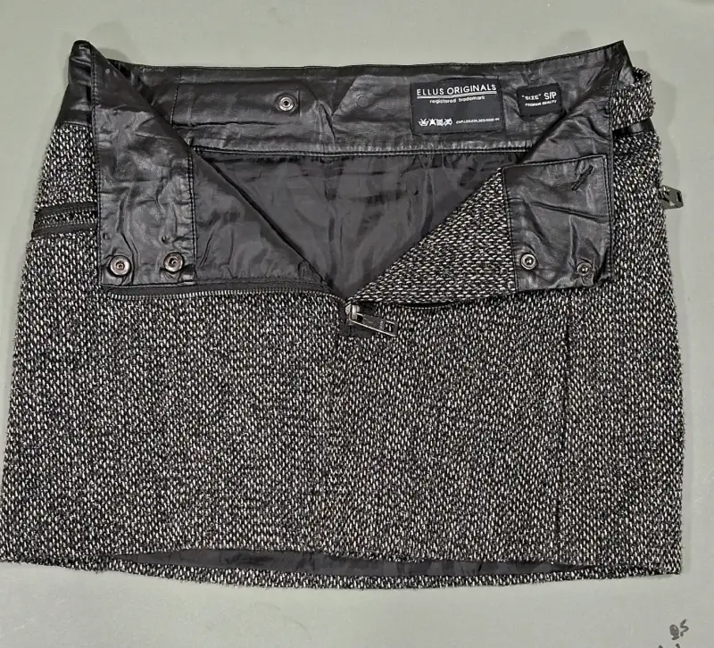 Falda corta Ellus Originals gris con detalles de cuero - 4