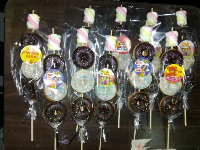 Brochetas mini donitas decoradas para eventos - miniatura 1