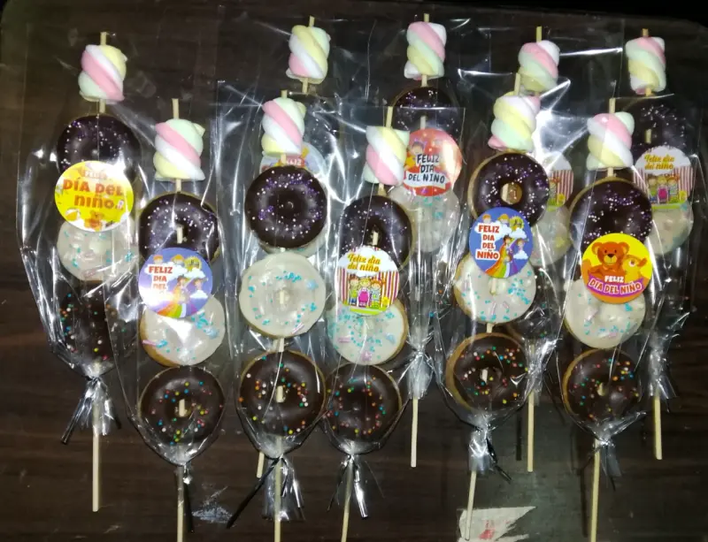 Brochetas mini donitas decoradas para eventos - 3