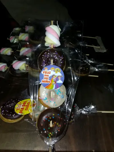 Brochetas mini donitas decoradas para eventos - miniatura 4
