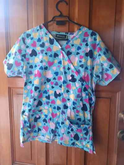 Conjunto de blusas médicas estampadas coloridas - miniatura 2