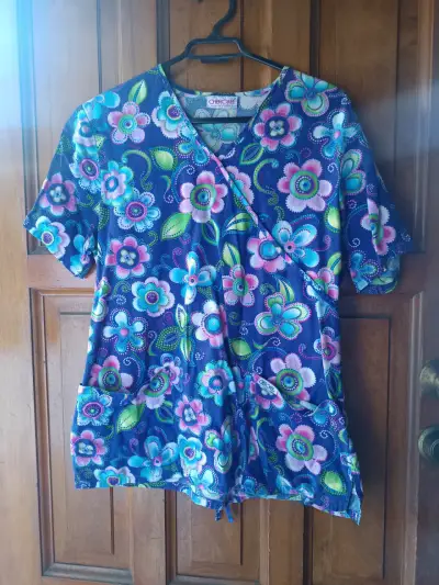 Conjunto de blusas médicas estampadas coloridas - miniatura 4