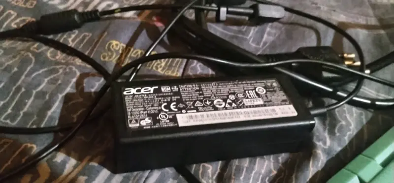 Notebook Acer Intel Pentium N3540 con cargador - 3