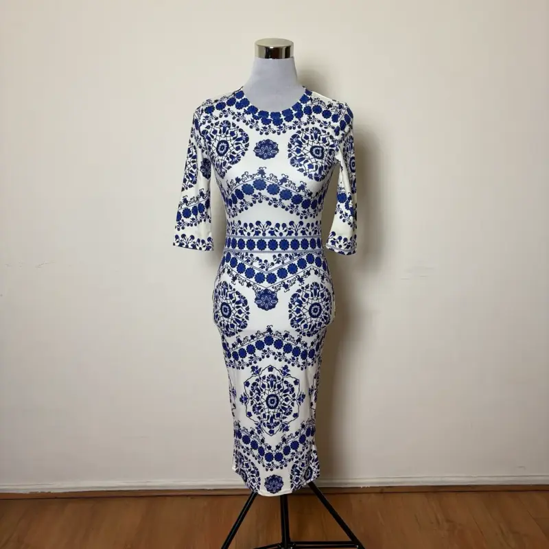 Vestido blanco con estampado azul floral - 2