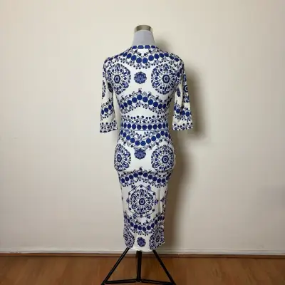 Vestido blanco con estampado azul floral - miniatura 3