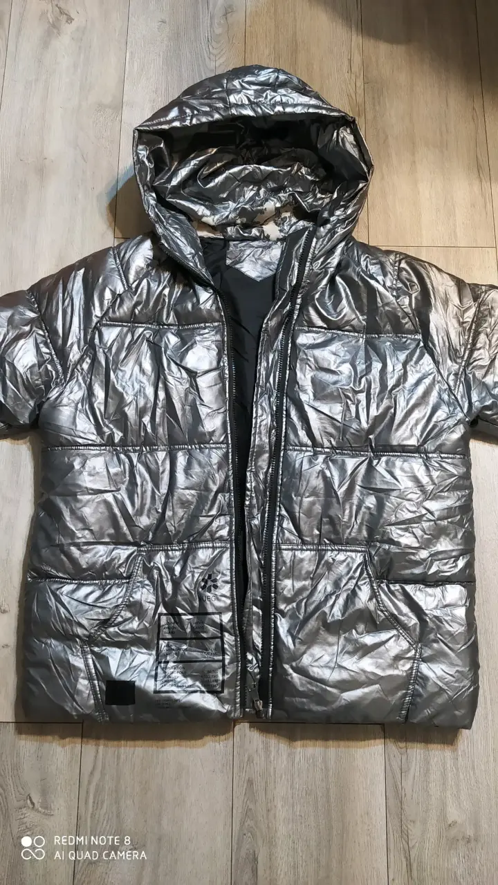 Chaqueta plateada con capucha para invierno - 2