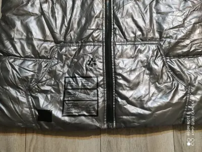 Chaqueta plateada con capucha para invierno - miniatura 4
