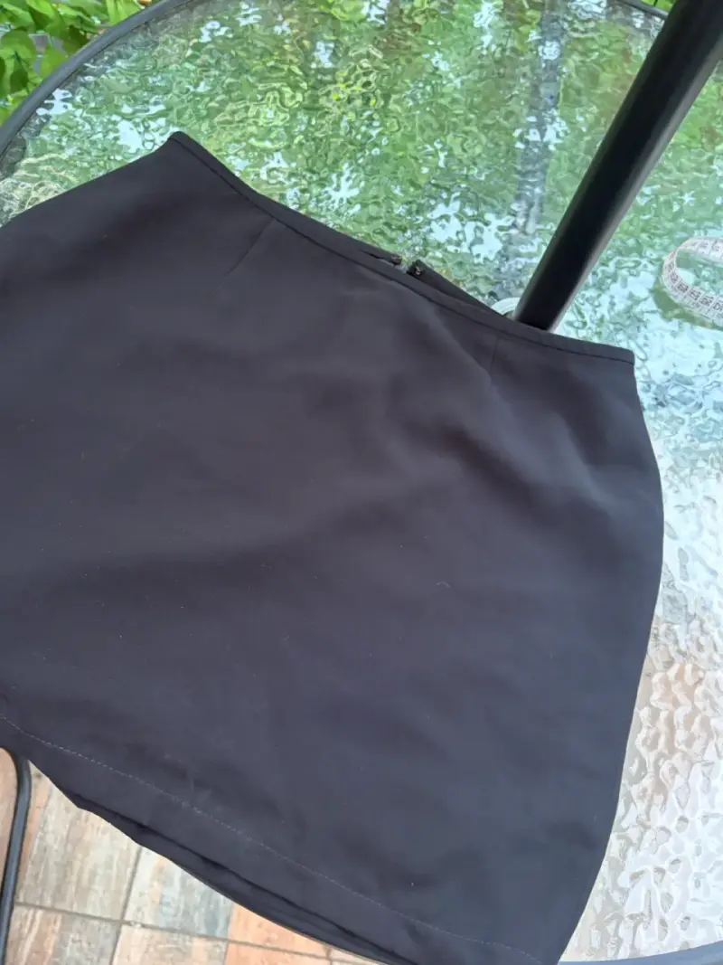 Falda corta negra Liz Claiborne elegante - 2