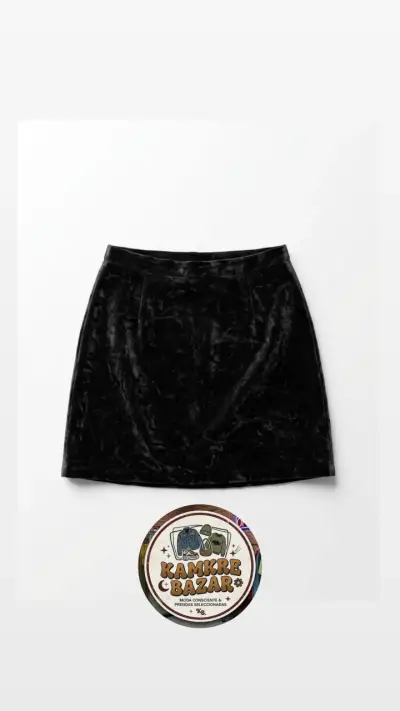 Falda corta de terciopelo negro - miniatura 1