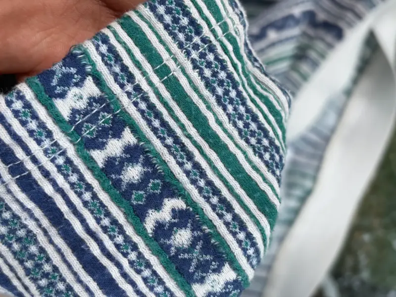 Falda corta con diseño étnico en tonos azules y verdes - 2