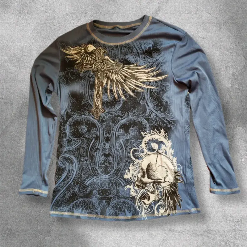 Polera manga larga con diseño de calavera y alas - 1