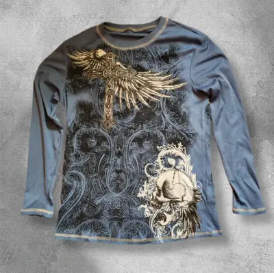 Polera manga larga con diseño de calavera y alas - miniatura 1