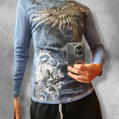Polera manga larga con diseño de calavera y alas - miniatura 3
