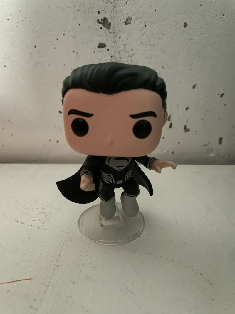 Figura Funko Pop Superman en traje negro - 1