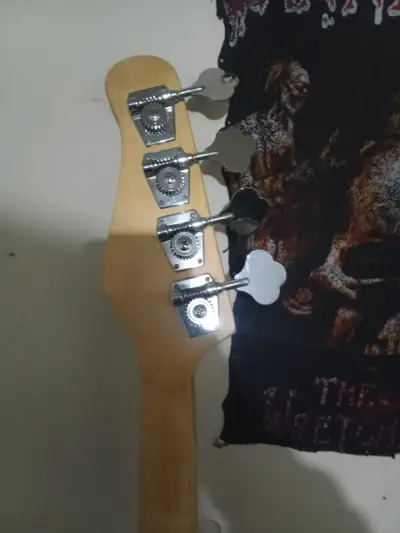 Bajo eléctrico negro tenson en buen estado - miniatura 1