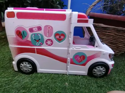 Ambulancia de Barbie - miniatura 1