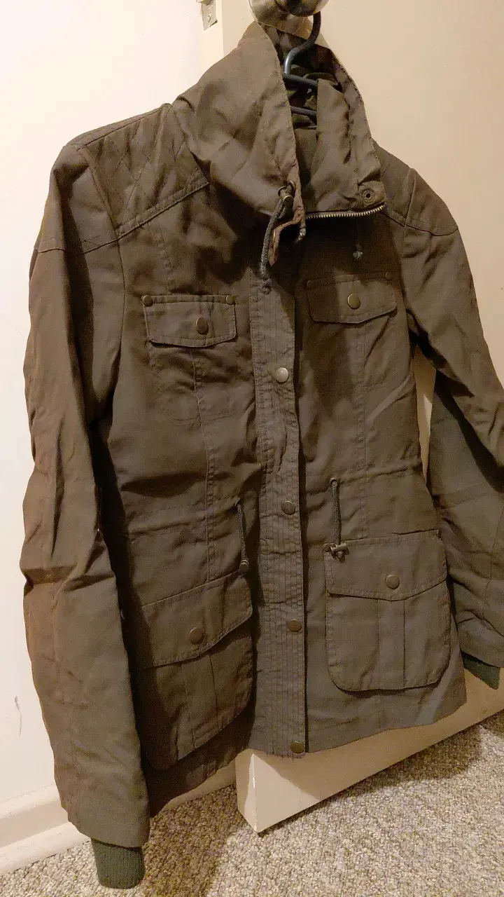 Chaqueta de mujer color verde militarcon bolsillos - 1