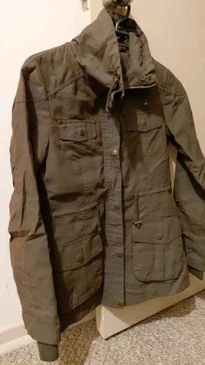 Chaqueta de mujer color verde militarcon bolsillos - miniatura 1