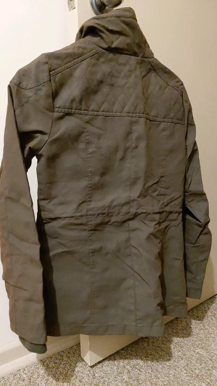Chaqueta de mujer color verde militarcon bolsillos - 2