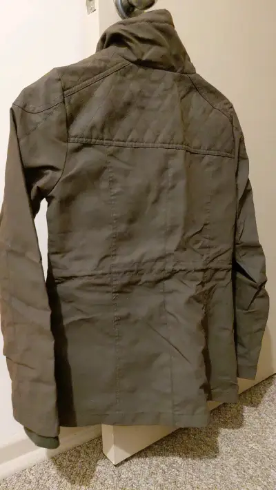 Chaqueta de mujer color verde militarcon bolsillos - miniatura 2