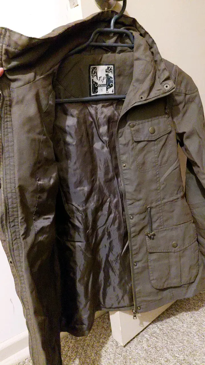 Chaqueta de mujer color verde militarcon bolsillos - 3