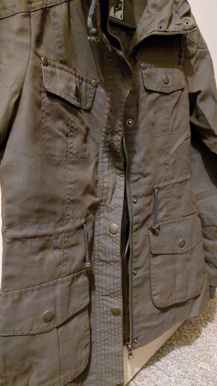 Chaqueta de mujer color verde militarcon bolsillos - 4