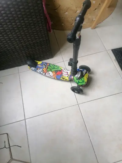 Scooter infantil con diseño colorido - miniatura 1