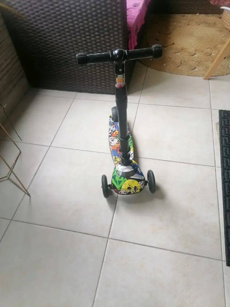 Scooter infantil con diseño colorido - 2