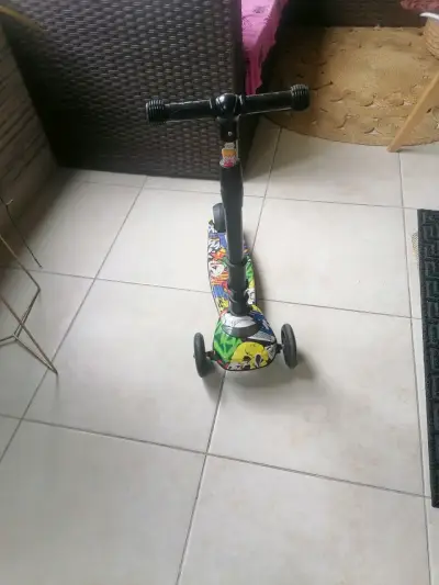 Scooter infantil con diseño colorido - miniatura 2