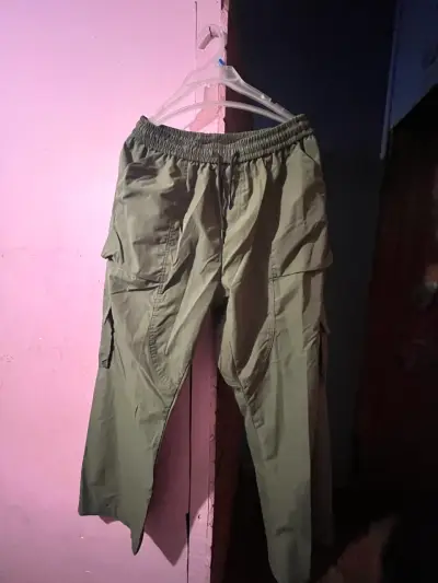Pantalones cargo verde oliva para hombre - miniatura 1