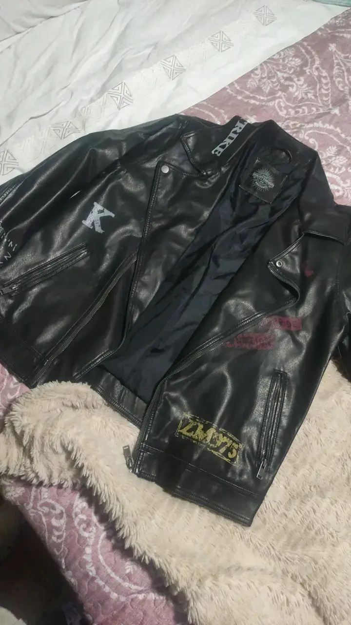 Chaqueta de cuero negra con diseño gráfico - 1