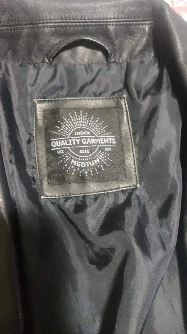 Chaqueta de cuero negra con diseño gráfico - 2