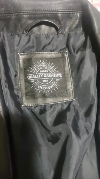 Chaqueta de cuero negra con diseño gráfico - miniatura 2