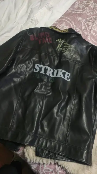 Chaqueta de cuero negra con diseño gráfico - miniatura 3