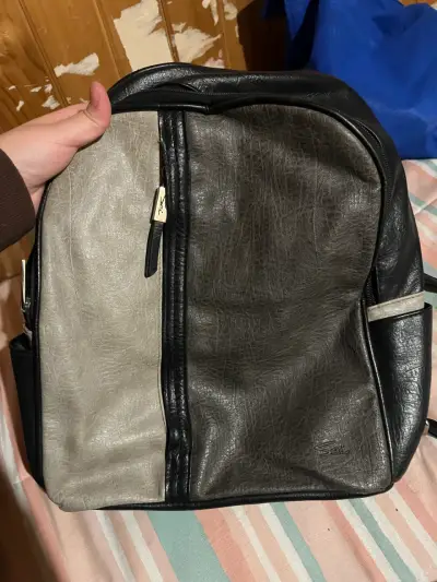 Mochila de cuero bicolor con diseño moderno - miniatura 1