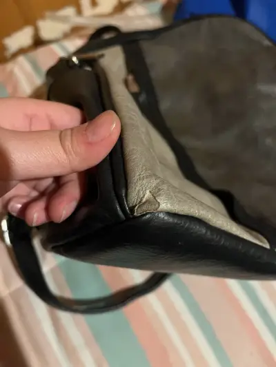 Mochila de cuero bicolor con diseño moderno - miniatura 2