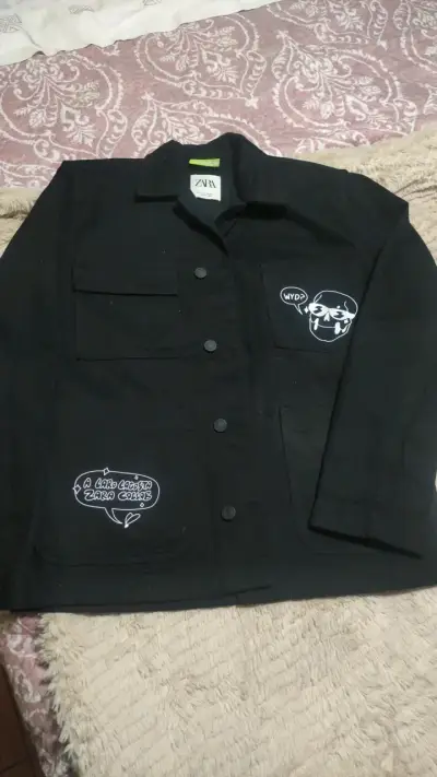 Chaqueta de mezclilla negra con diseño gráfico - miniatura 1