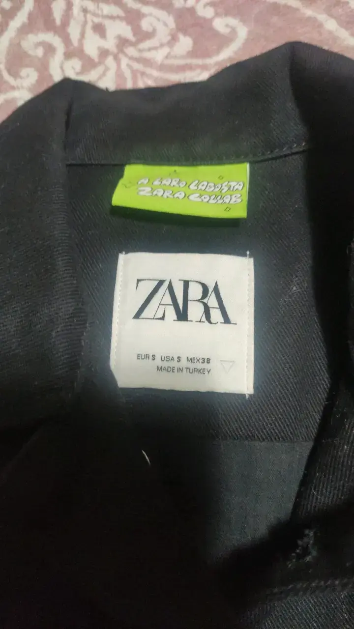 Chaqueta de mezclilla negra con diseño gráfico - 2