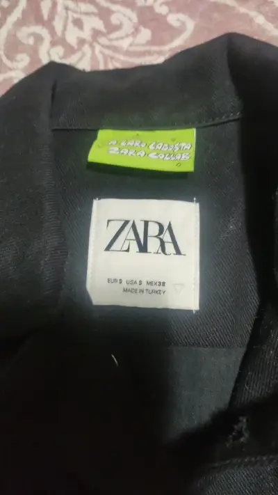 Chaqueta de mezclilla negra con diseño gráfico - miniatura 2