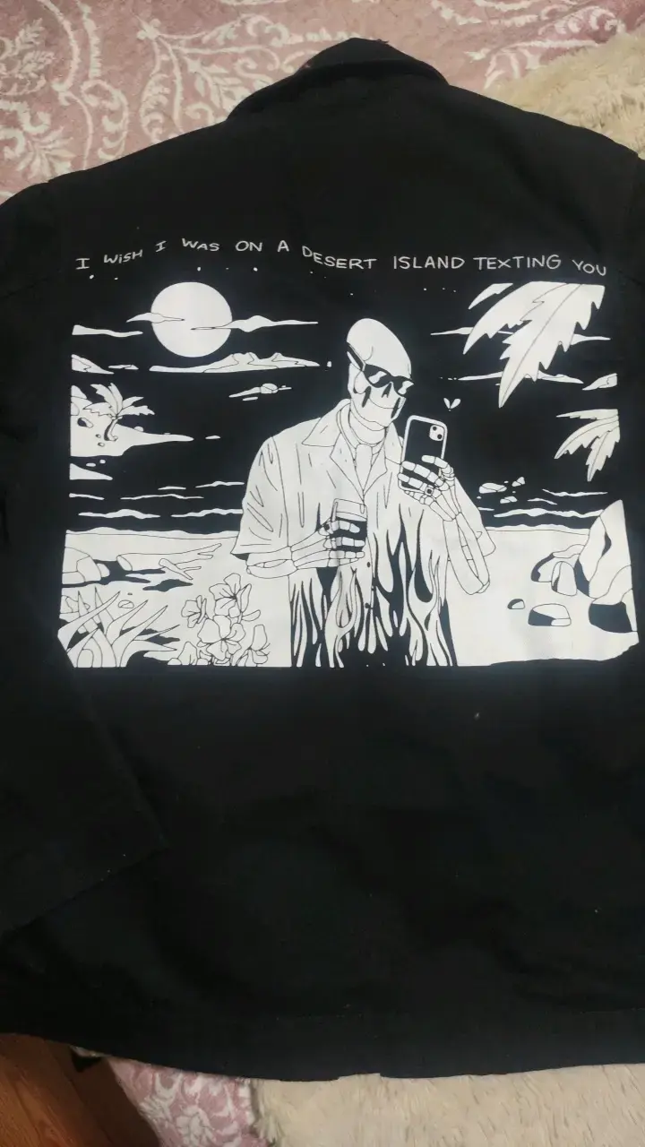Chaqueta de mezclilla negra con diseño gráfico - 3