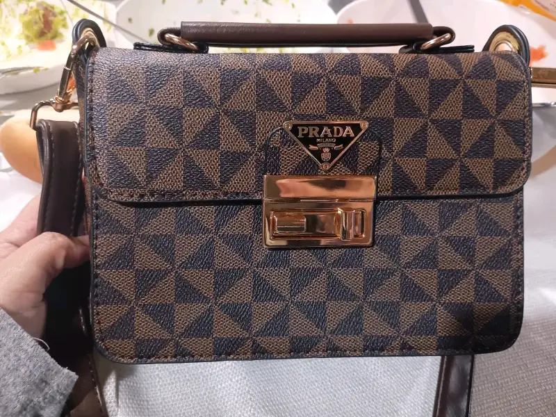 Bolso de mano Prada Milano diseño geométrico