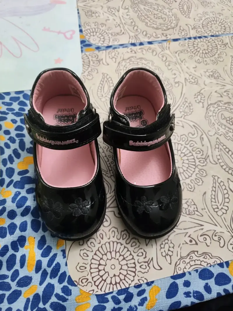 Zapatos de niña Bubblegummers negros con flores