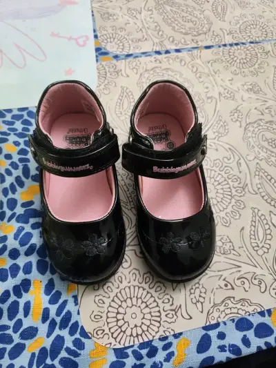 Zapatos de niña Bubblegummers negros con flores - miniatura 1