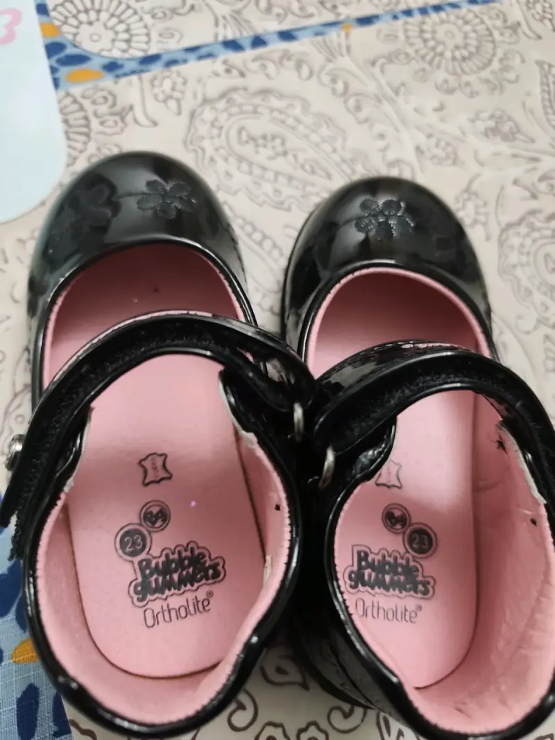 Zapatos de niña Bubblegummers negros con flores - 2