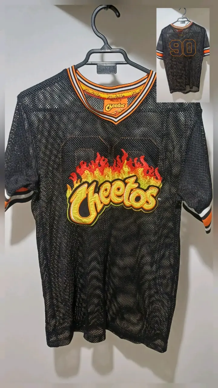 Polera deportiva Cheetos negra con diseño llamas